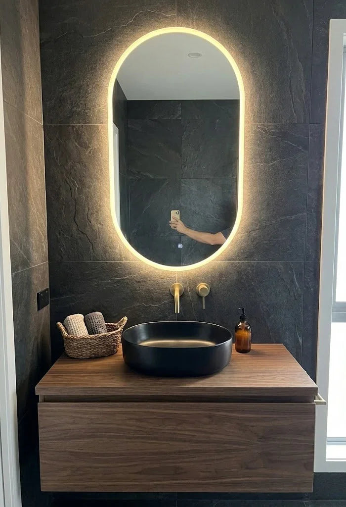 <h2>‘‘Le miroir est tout simplement parfait, il rend ma salle de bain plus moderne et plus luxe.’’</h2><h4>⭐⭐⭐⭐⭐<br/></h4><h5>Max</h5><p>Jan 10, 2026<br/></p>